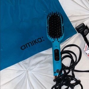 Amika mini hair straightening brush